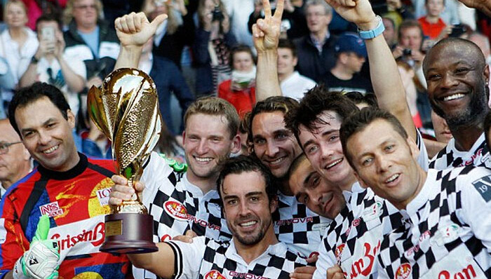 拉涅利神奇不在？ 阿隆索神奇任意球帮助F1车手足球队赢球