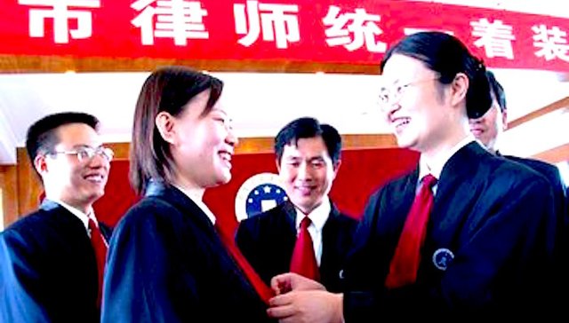 全国首例开庭未穿律师袍被处分 此前该律师已被投诉两次