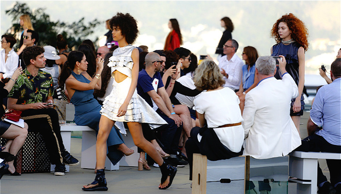 LV在飞碟里办了一场未来感十足的早春秀