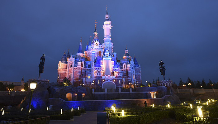 阿迪达斯在上海迪士尼开店