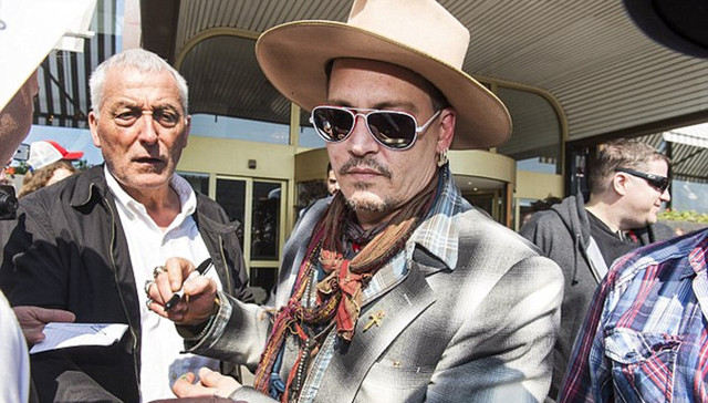 不会被控诉家暴？于是德普和陌生女子在酒吧里浪到了凌晨两点