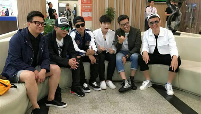 把六个明星扔到大街上会怎样？《极限挑战》把围观做成了“参与感”