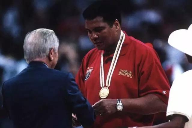 从没看过拳王阿里的比赛，我们到底在纪念他什么?