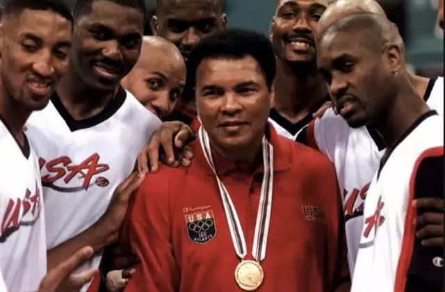 从没看过拳王阿里的比赛，我们到底在纪念他什么?