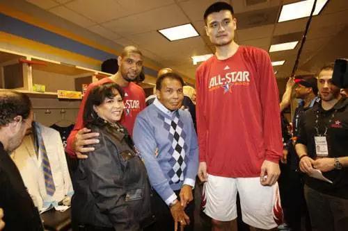 从没看过拳王阿里的比赛，我们到底在纪念他什么?