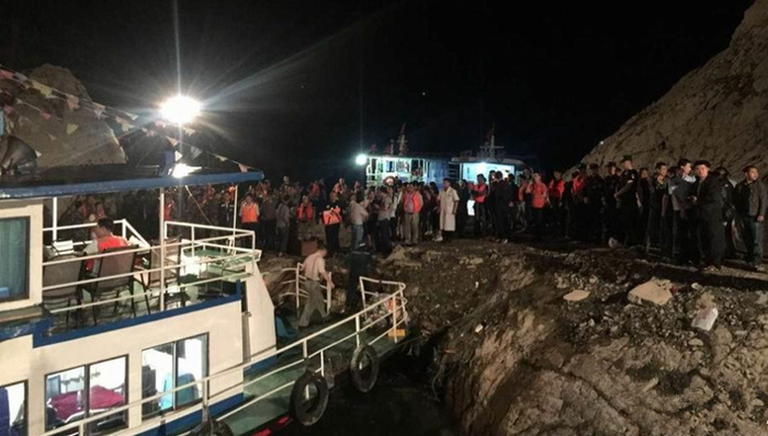 四川广元,,双龙,救生衣,游船,吸入性肺炎,躲雨,景区,男性朋友,侧翻