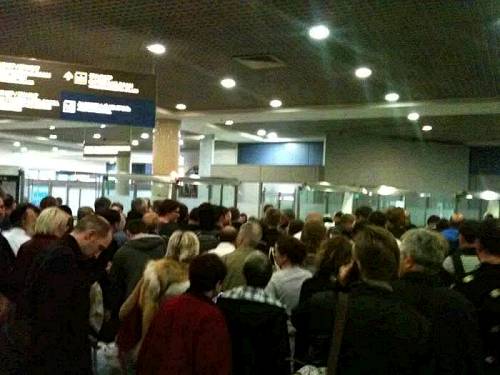 《俄罗斯经济评论》认为，俄罗斯经济低迷，在石油价格没有利好趋势前，国家收入没有增涨点。俄罗斯政府已经注意到旅游给财政带来的收益，但是配套的服务和接待能力却没有相应的提高。莫斯科市政府成立汉语警察是一项有效的举措，对迎接更多的中国游客来访走出了第一步。希望俄罗斯能抓住机遇，发展旅游事业，提高服务中国游客的质量，为国家经济复兴增加动力。