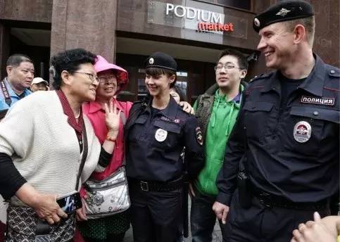 俄罗斯首都专门负责旅游的警察队伍已经成立了两年。这支警队的主要任务是在莫斯科各大景点巡逻和保卫，当然更重要的工作是帮助和疏导游客。旅游警察队队长伊利亚·耶高尔琴科在接受俄媒采访时表示：俄罗斯的旅游警察开始学习外语，在警队中有掌握各种外语的队员，其中说汉语的警员是很重要的一部份。