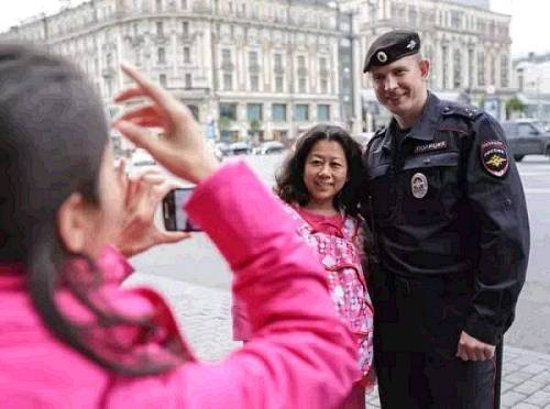 从装满中国游客的飞机刚一落地就问题不断，莫斯科国际机场的边防检查过程对游客就是一个很大的考验。有时一架飞机会同时承载几个团队，在边检站各大旅游团的旗帜飘扬，黑压压的中国游客人头攒动。最糟糕的是，莫斯科国际机场的边检站只开设不到十个岗位，往往游客为了入境要等上一两个小时。团队中的老年游客经常会感到身体不适，各大旅游团队之间也经常发生争抢插队等矛盾，这种情景在市内的各大景点也经常重现。