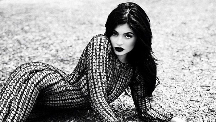 凯莉·詹娜上演黑唇哥特妆容诱惑