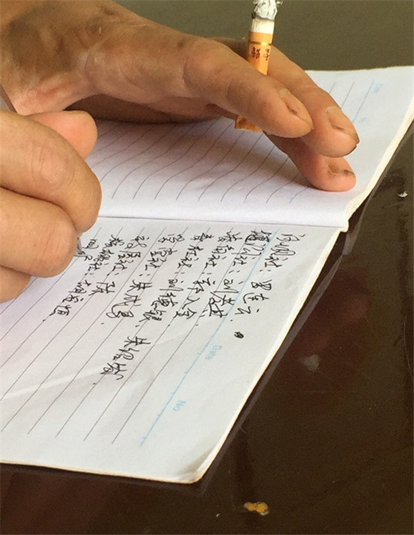 石笋村的一位人士在为记者列举“盲井式犯罪”被抓的村民名单。