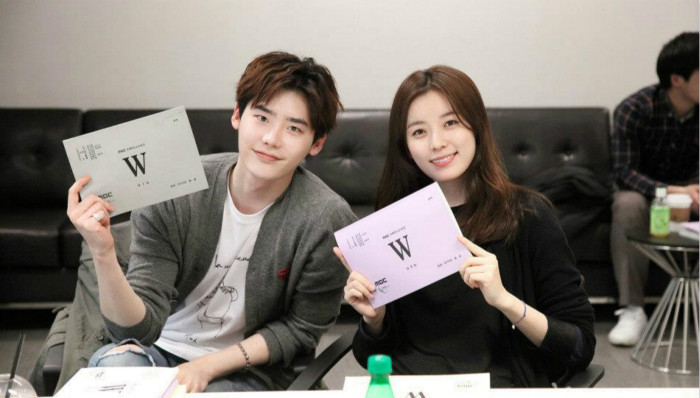 韩剧|《W两个世界》剧照公开 李钟硕豪车墨镜化身霸道总裁