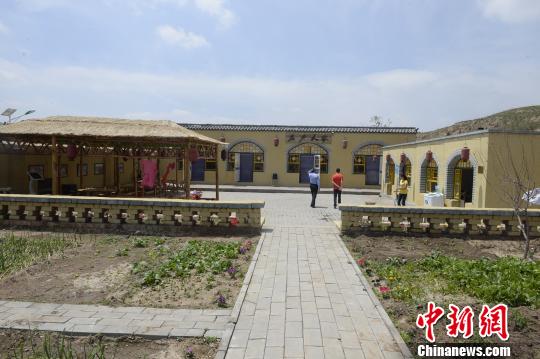 图为土城子村民建农家院发展乡村旅游 刘文华 摄