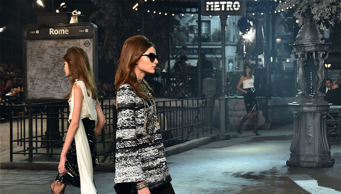 时装屋的秀场布置越来越华丽 隐藏着什么秘密？