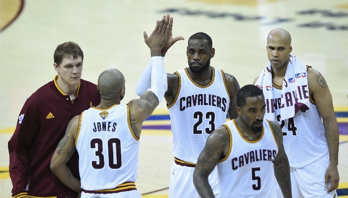 詹姆斯连续两场独得41分 骑士115-101大胜勇士拖入“抢七”