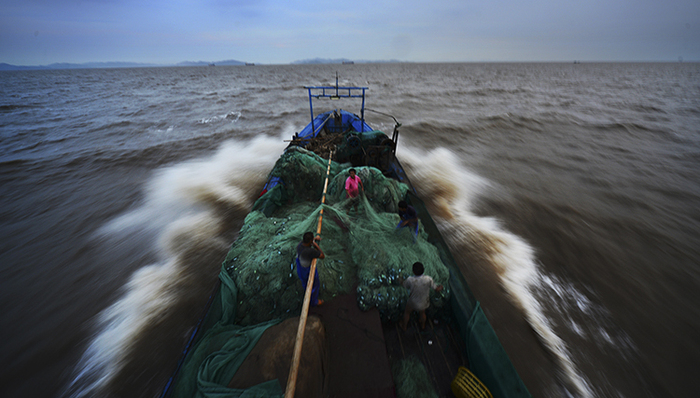 印尼舰船在南海枪击中国渔民并抓扣7人 中方强烈抗议和谴责