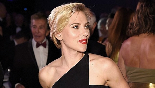 斯嘉丽·约翰逊红唇黑裙参加致敬Tony Bennett的晚会