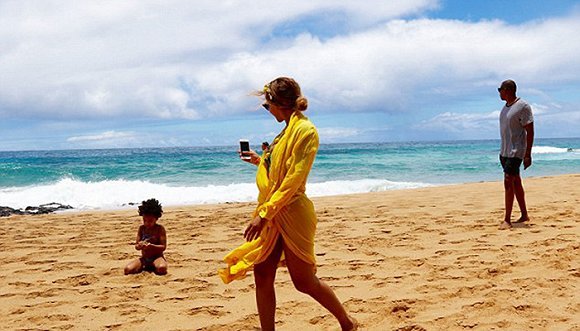 享受夏日好时光！Jay-Z和碧昂斯及女儿在夏威夷海滩度假