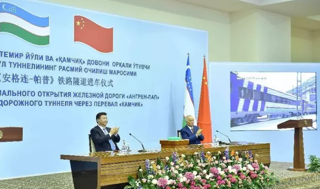 习近平同卡里莫夫共同出席“安格连-帕普”铁路隧道通车视频连线活动