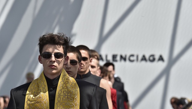 【巴黎男装周】Balenciaga 2017春夏男装 点一把多数服从小数的火