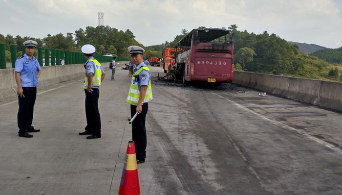 大巴起火，明火