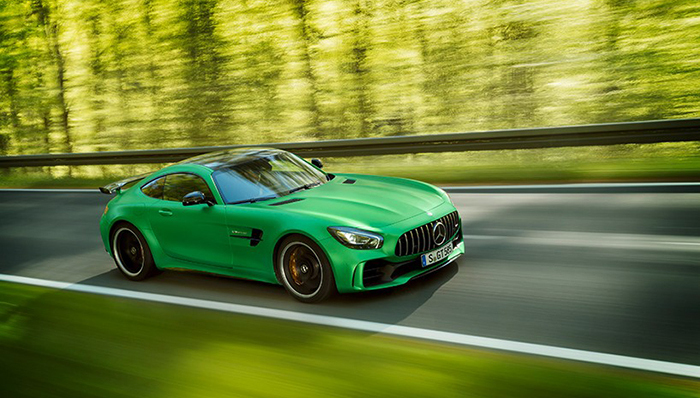 路面行驶的绿色猛兽：奔驰AMG 发布 GT R 新车型