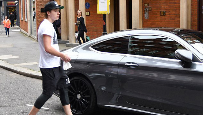 布鲁克林庆祝通过驾照考试，开上了自己的奔驰车