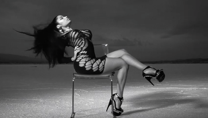 麻辣鸡在Ins自拍中穿上黑色紧身衣展现丰乳肥臀