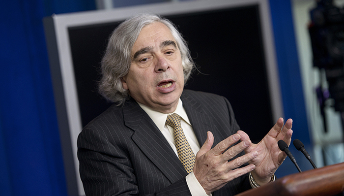 明年石油供需将达到平衡