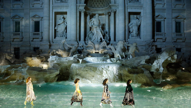 Fendi把罗马许愿池变成T台 画风挺梦幻的