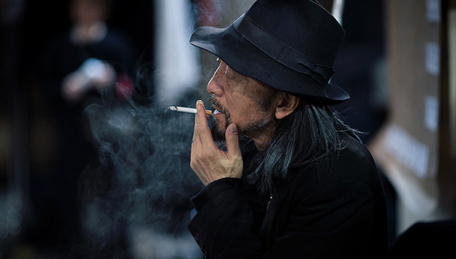 在中国，山本耀司是如何从一个“做衣服”的人变成“观世音菩萨”的？