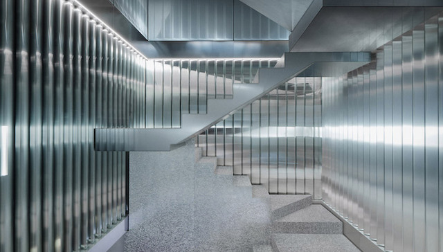 走进这个科幻空间 我带走了一串项链