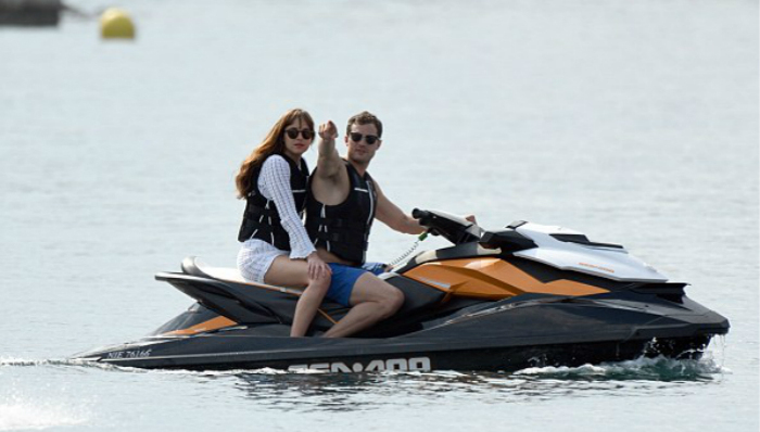 《五十度灰2》热拍中，男女主海边嬉戏