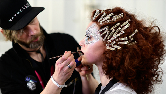 汽车、美妆和航空公司，这些时装周的金主们因何加入或退出时装周？