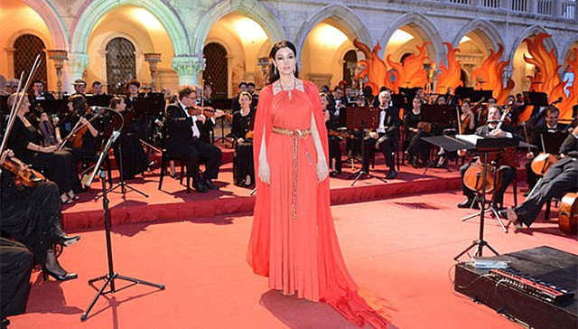 莫妮卡·贝鲁奇拍摄电视剧，一袭红裙风采不减当年