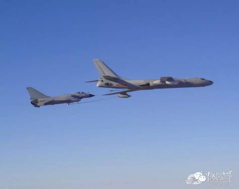 给歼-10战斗机进行空中加油的轰油-6空中加油机