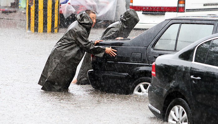 北京受暴雨侵袭