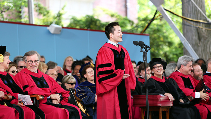 毕业典礼,哈佛大学,毒蜘蛛咬伤,学生,何江,视频,演讲全文,毕业生,知识传递,火疗