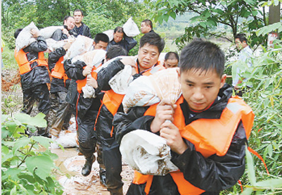 陈银花,共产党员,首位,堤坝,强降雨,人民群众,两学一做,防汛,党员干部,险情