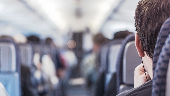 机上延误超3小时 当安排旅客下飞机