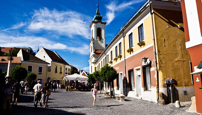 华人圈,布达山,穿城,风景区,免签国家,有轨电车,Zegna,篝火,鱼头汤,茜茜公主