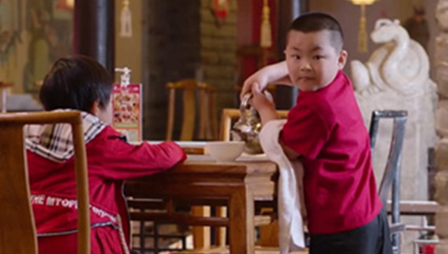 翻译软件用撞脸小岳岳的演员拍了一部端盘子的宣传片