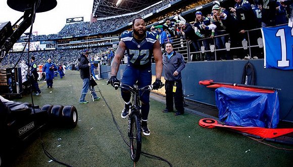 迈克尔·本内特成NFL赛场“活雷锋” 出力不讨好活多钱少