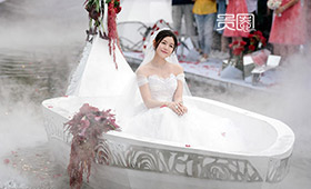 陈妍希坐着小舟出场，仙气缭绕好似小龙女