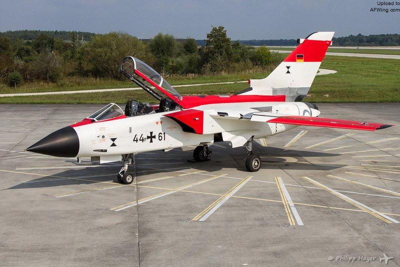 德国空军“狂风”44+61的原型机纪念涂装