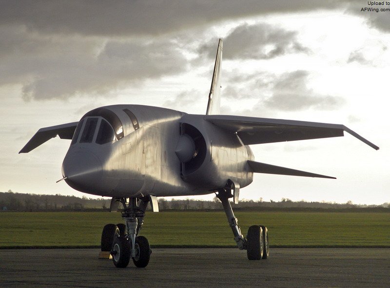 在英国，人们对TSR.2的前车之鉴还记忆犹新