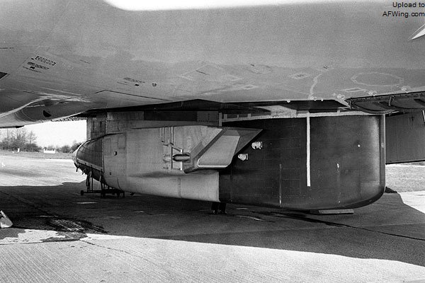 “火神”B.1（XA903）挂载的半个MRCA模拟机身