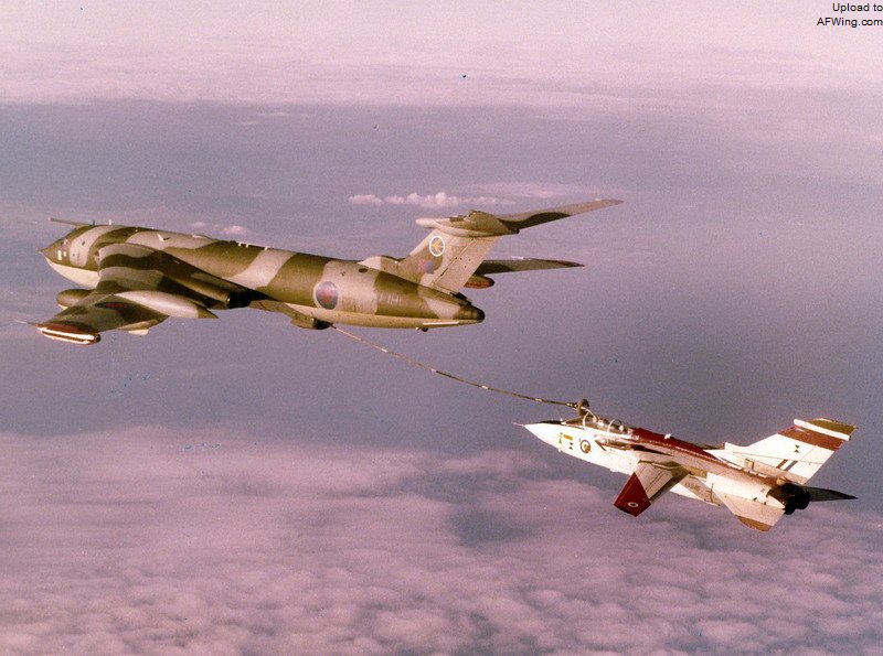 由于早期RB199发动机推力不足、加速缓慢、耗油率高，P.02不得不加装一个空中加油探管，这使“狂风”比计划中更早地获得了空中加油认证