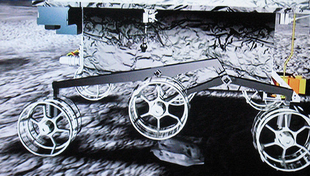 中国首辆月球车“玉兔号”驶抵月球