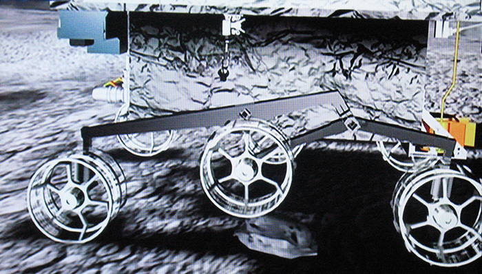 中国首辆月球车“玉兔号”驶抵月球